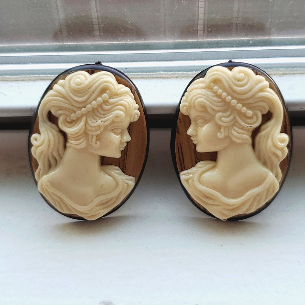 Vintage Clip-On Cameo Earrings - Picture 6 of 6